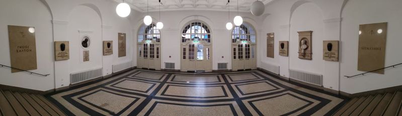 Datei:Universität Innsbruck-Eingangshalle.jpg